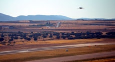 avion sobrevuela aeropuerto ciudad real calibrando sistemas ayuda