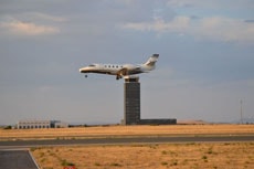 avion sobrevuela aeropuerto ciudad real calibrando sistemas ayuda