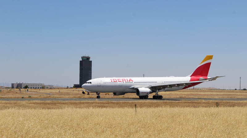 Airbus A330 de Iberia recién aterrizado en el aeropuerto de Ciudad Real
