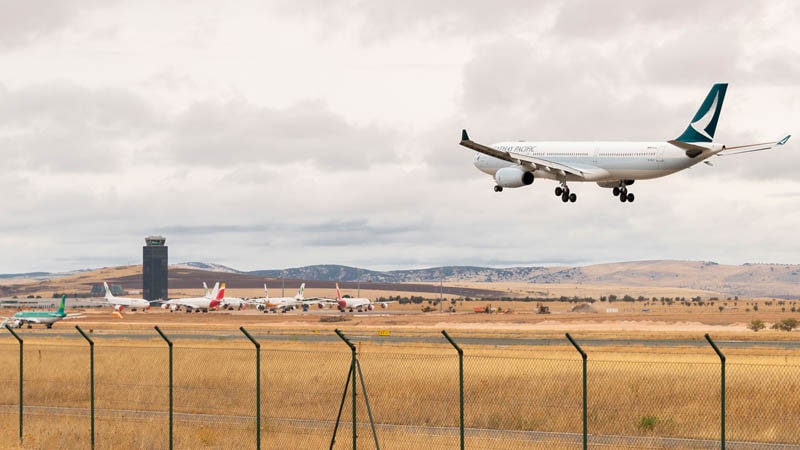 Airbus A330 de Cathay Pacific aterrizando en el aeropuerto de Ciudad Real (@jesusdtt)