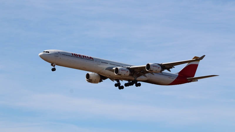 Airbus A340 de Iberia aterrizando en el aeropuerto de Ciudad Real