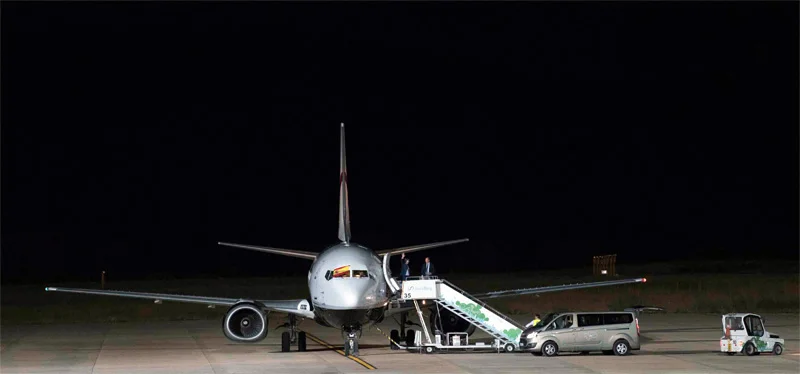boeing 737 de maleth aero aparcado en la plataforma del aeropuerto de ciudad real