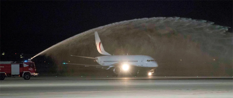 los bomberos del aeropuerto de ciudad teal bautizaron el boeing 737 de maleth aero