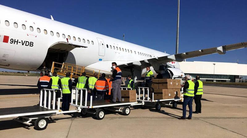 El primer avión procedente de China llega al aeropuerto de Ciudad Real con material sanitario