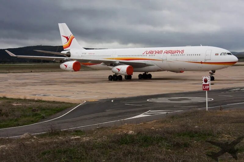 Avión Airbus A340 matrícula PZ-TCR en el aeropuerto de Ciudad Real, desguazado por Jet Aircraft Services