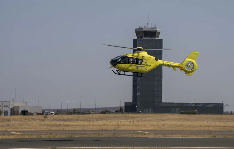 helicoptero del sescam utilizado en el simulacro del aeropuerto de Ciudad Real
