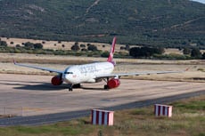 7 Airbus A320 de Vueling y un Boeing 747 en el aeropuerto de Ciudad Real