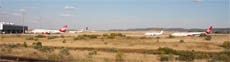 7 Airbus A320 de Vueling y un Boeing 747 en el aeropuerto de Ciudad Real