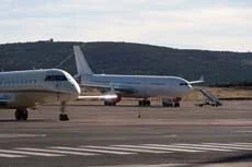 Avión Bombardier Global 5000 y Airbus A330 en el aeropuerto Ciudad Real